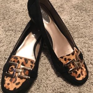 Black loafer flats w gold detail and leopard